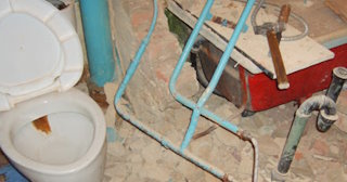 Профессиональный демонтаж перегородки ванной и туалета в Новом Уренгое - от 571 рублей